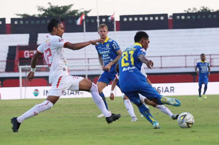 Gelandang Persib Bandung, Frets Butuan (kanan), dibayangi gelandang Persija, Rohit Chand (kiri), dalam lanjutan Liga 1 2019 di Stadion Kapten I Wayan Dipta, Senin (28/10/2019).