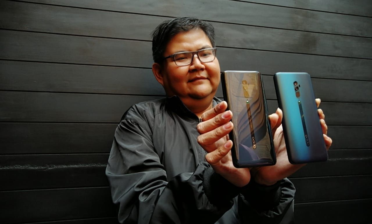 Aryo Medianto PR Manager OPPO Indonesia menunjukan OPPO Reno