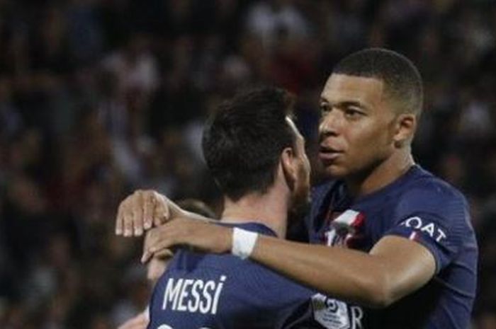 Striker Paris Saint-Germain, Kylian Mbappe (kanan), merayakan gol bareng Lionel Messi dalam laga Liga Prancis kontra Ajaccio di Stadion Francois Coty, Jumat (21/10/2022).