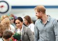 Viral, Janggut Pangeran Harry Dielus Anak Kecil Ini Saat di Australia!