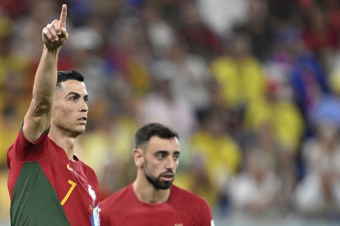 Cristiano Ronaldo dan Bruno Fernandes dalam duel Piala Dunia 2022 antara timnas Portugal vs Ghana di Stadion 974 (24/11/2022).