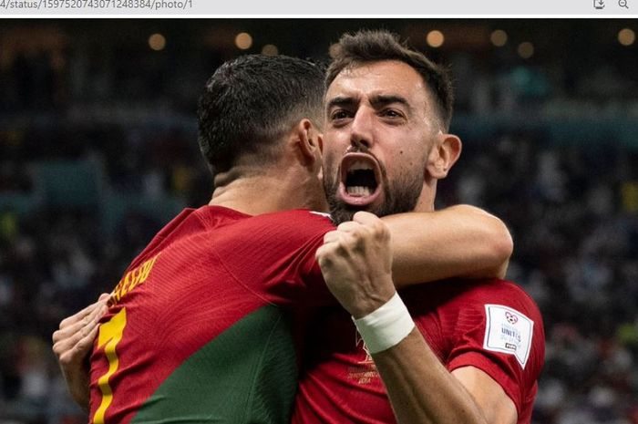 Bruno Fernandes merayakan gol bersama Cristiano Ronaldo di ajang Piala Dunia 2022.