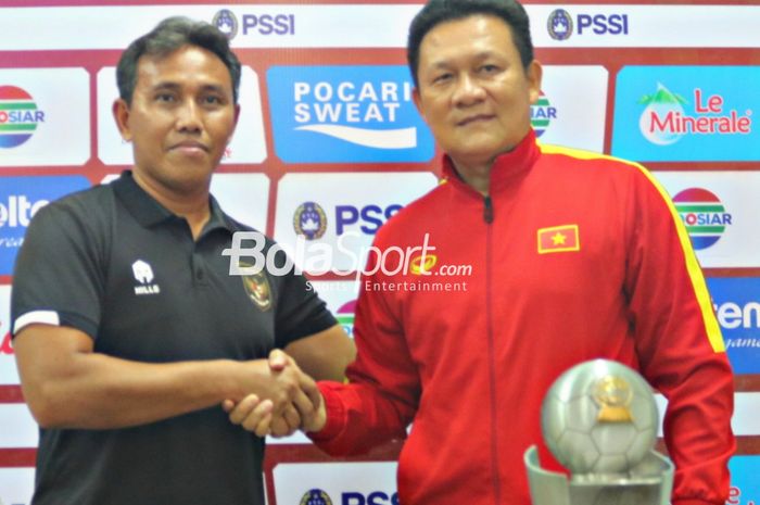 Bima Sakti bersama Nguyen Quoc Tuan saat konferensi pers jelang laga final Indonesia versus Vietnam di Stadion Maguwoharjo, Sleman, Kamis (11/8/2022).