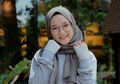 Yuk Tiru 6 Outfit Ala Nissa Sabyan yang Cocok buat ke Kampus Ini!