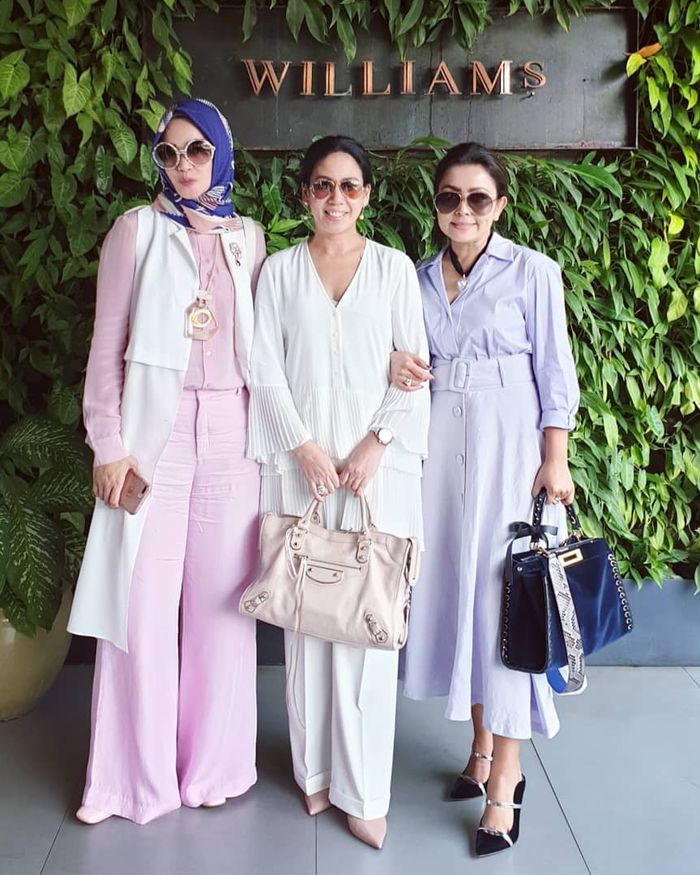 Gaya modis dan elegan Mayangsari saat kumpul bareng geng sosialita