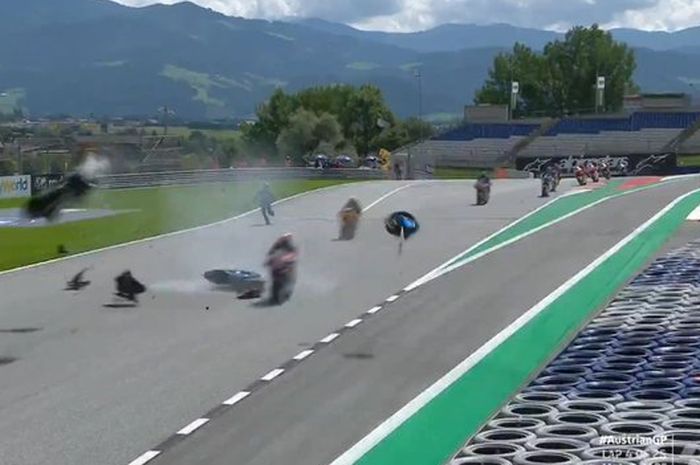 Hafizh Syahrin dan Andi Gilang terlibat kecelakaan horor di tikungan pertama di balapan Moto2 Austria 2020