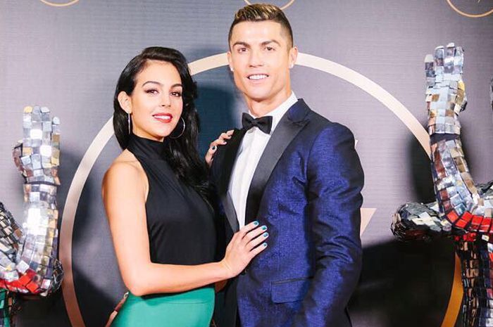 Cristiano Ronaldo (kiri) dan Georgina Rodriguez.