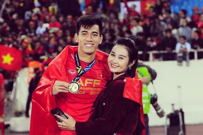 Ngoc Quyen (kanan) berpose bersama Nguyen Tien Linh di tengah lapangan usai Timnas Vietnam juara Piala AFF 2018.
