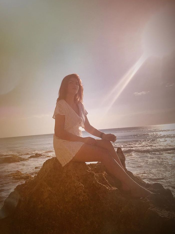 Hilda Vitria berpose di pinggir pantai