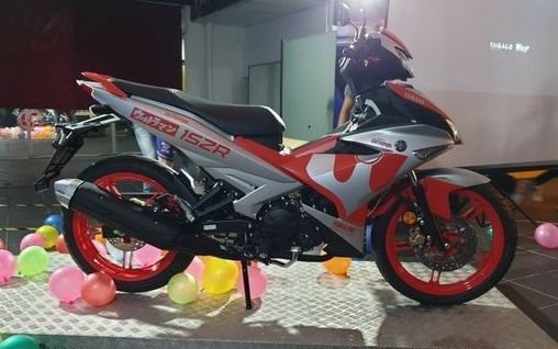 Warna khas Ultraman silver dan merah