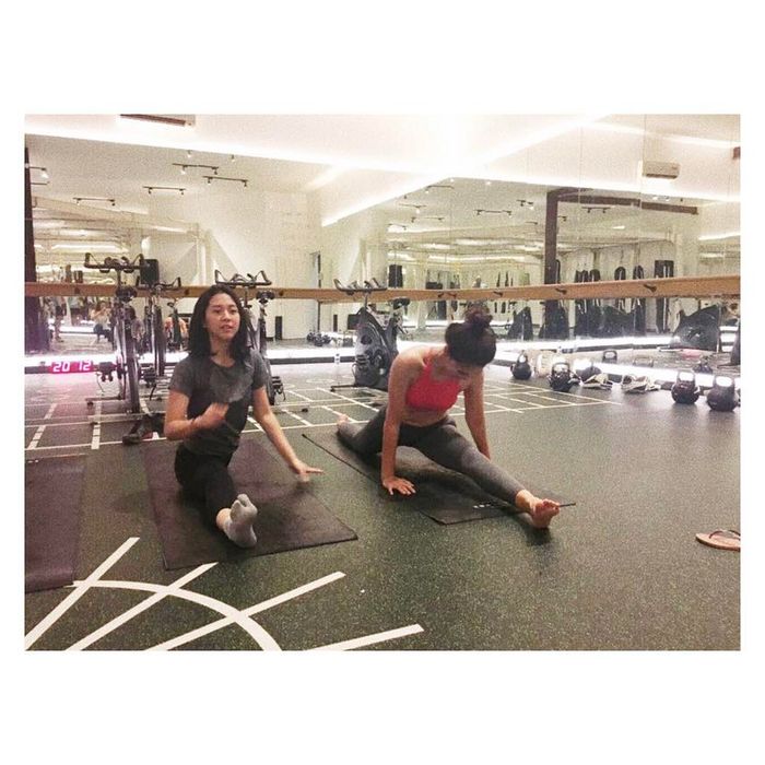 Luna Maya tampak sedang melakukan split bersama Sherina instagram.com/lunamaya