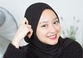 Yuk Tiru 6 Inspirasi Outfit Hijab Warna Hitam buat ke Kampus Ala Gita Savitri!