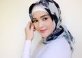 Deretan Tampilan Gaya Syar'i Cut Meyriska dengan Paduan Gamis, Adem Banget!