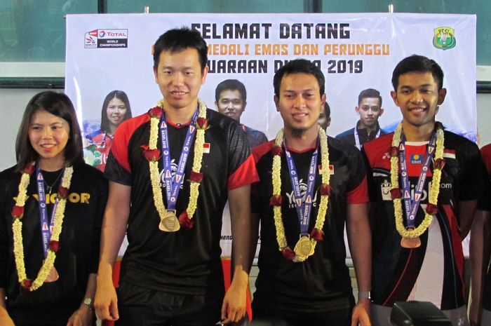 (ki-ka) Apriyani Rahayu, Greysia Polii, Hendra Setiawan, Mohammad Ahsan, Fajar Alfian, Muhammad Rian Ardianto, saat disambut meriah sepulang dari mengikuti Kejuaraan Dunia 2019, di Basel, Swiss, 19-25 Agustus 2019.