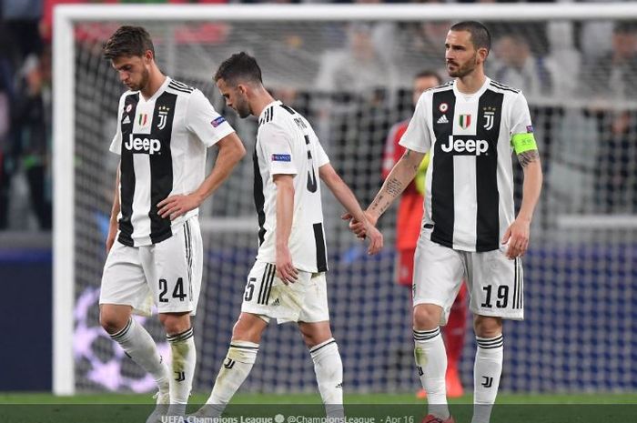 Tiga pemain Juventus, Daniele Rugani (kiri), Miralem Pjanic, dan Leonardo Bonucci, tertunduk lesu setelah disingkirkan Ajax Amsterdam pada babak perempat final Liga Champions 2018-2019.