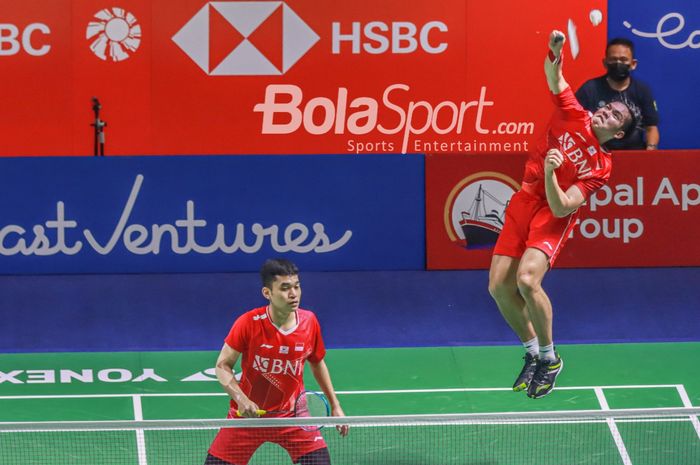 Atlet bulutangkis ganda putra Indonesia, Leo Rolly Cornando dan Daniel Marthin , sedang bertanding di Istora Senayan, Jakarta, 14 Juni 2022.