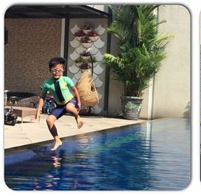 Kolam renang di rumah Inneke Koesherawati
