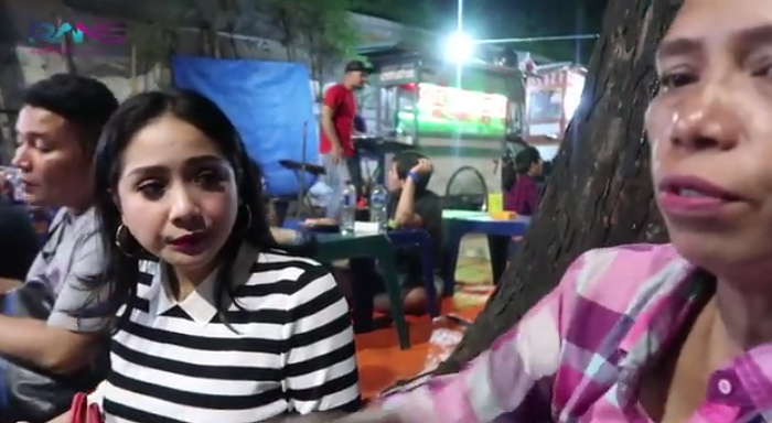 Nagita berbincang dengan pedangang air minum