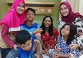 Tidak Tersorot, Begini Akrabnya Okie Agustina dan Istri Pasha Ungu