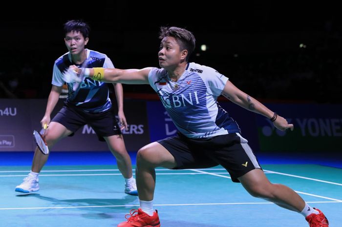 Pasangan ganda putri Indonesia, Apriyani Rahayu/Siti Fadia Silva Ramadhanti, saat berlaga melawan Chen Qing Chen/Jia Yi Fan (China) pada perempat final Japan Open 2022 di Maruzen Intec Arena Osaka, Osaka, Jepang, Jumat (2/9/2022).