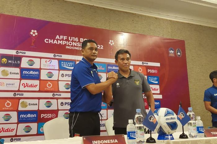 Pelatih timnas U-16 Myanmar, Aung Zang Myo dan pelatih timnas U-16 Indonesia, Bima Sakti dalam konferensi pers prapertandingan semifinal Piala AFF U-16 2022 di The Rich Hotel Jogja, Selasa (9/8/2022).