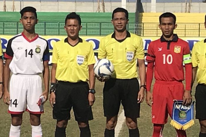Kapten timnas U-16 Laos (merah) dan timnas U-16 Brunei (putih) berpose dengan perangkat pertandingan