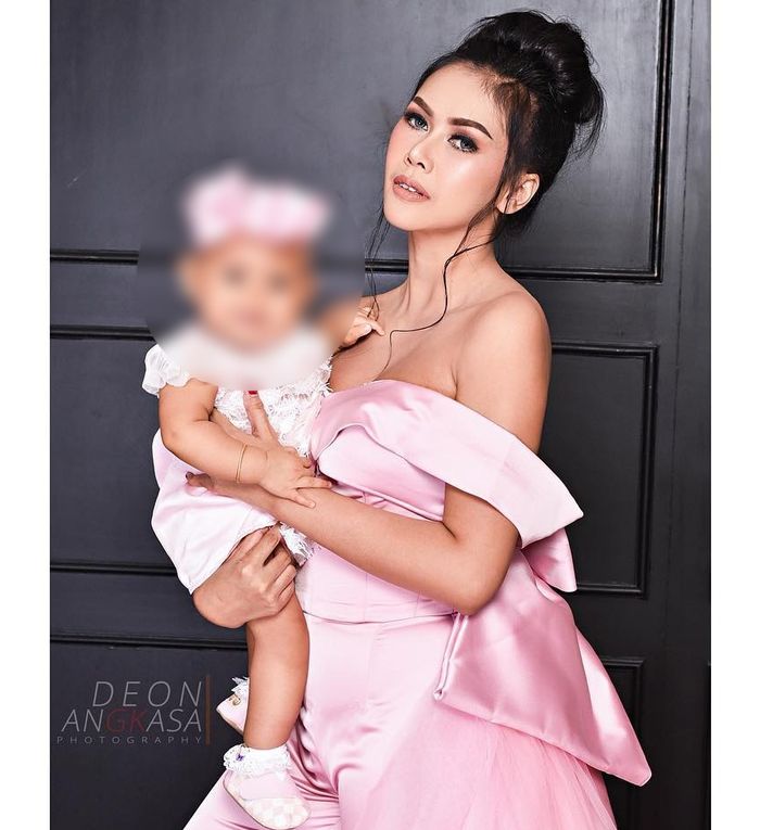 Anneke Carolline dan anaknya
