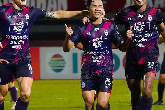 Pemain RANS Nusantara FC, Edo Febiansyah berselebrasi usai mencetak gol ke gawang Persija Jakarta dalam laga lanjutan Grup B Piala Presiden 2022 di Stadion Segiri, Samarinda, Kalimantan Timur, Rabu (22/6/2022).