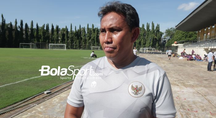 Pelatih timnas U-16 Indonesia, Bima Sakti saat memimpin latihan jelang lawan Vietnam di Lapangan UNY, Jumat (5/8/2022).