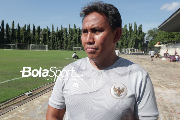 Pelatih timnas U-16 Indonesia, Bima Sakti saat memimpin latihan jelang lawan Vietnam di Lapangan UNY, Jumat (5/8/2022).