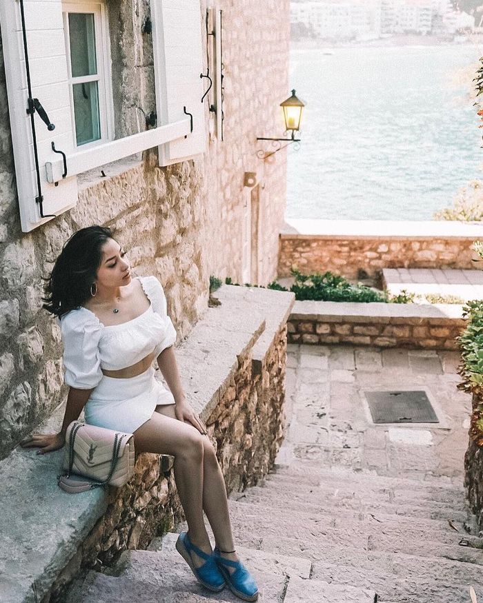 Nikita Willy tampil seksi bergaya feminin mengenakan crop top model puff sleeve yang dipadukan dengan mini skirt