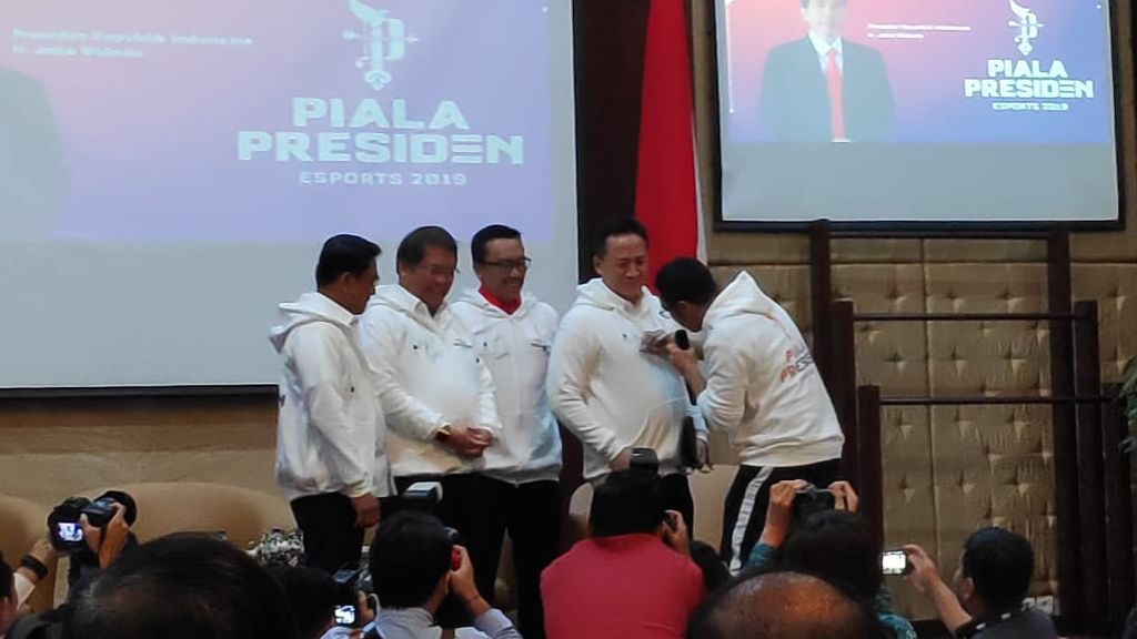 Penyelenggara Piala Presiden saling menandatangani hoodie yang dipakai