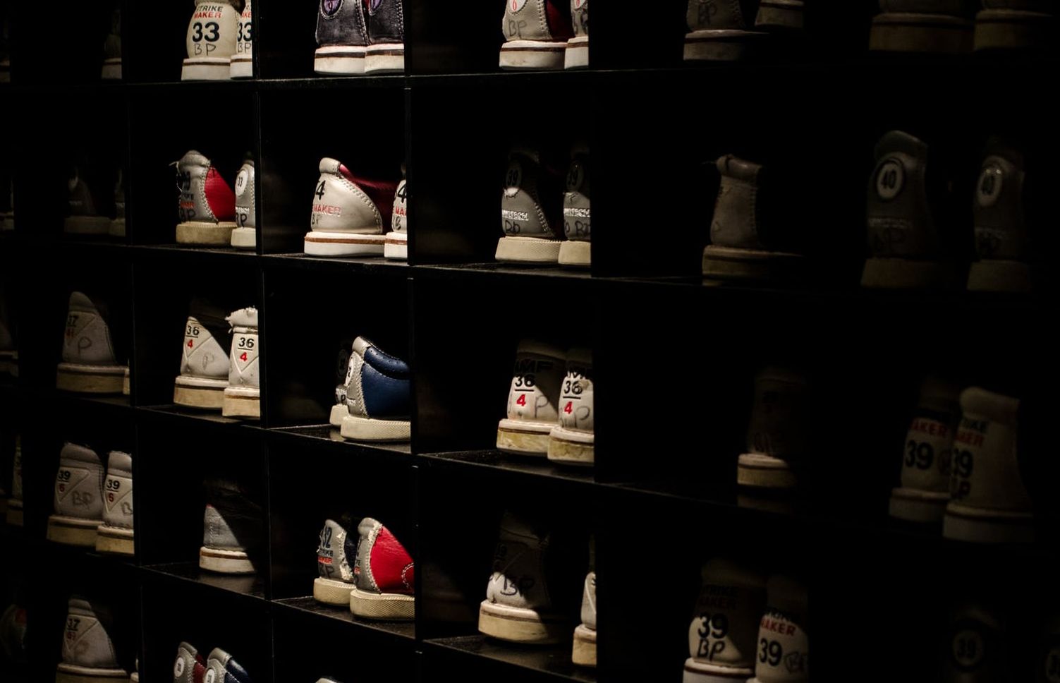 Cara Menyimpan Sepatu Agar Tidak Mudah Rusak dan Berjamur - Pajang koleksi sepatu dalam rak cantik