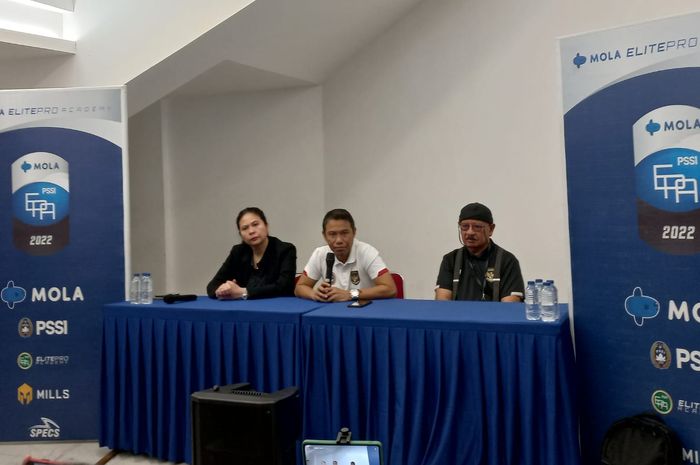 Sekjen PSSI, Yunus Nusi yang didamingi Wasekjen PSSI, Maaike Ira Puspita dan Tim Dokter Timnas, Syarif Alwi dalam konferensi pers di Stadion Madya, Senayan, Minggu (2/10/2022).