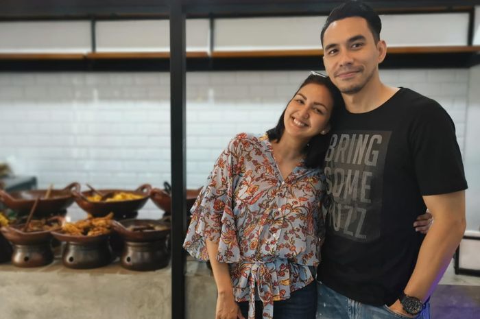 Duo presenter sepak bola sekaligus pasangan suami istri, Darius Sinathrya dan Donna Agnesia baru saja meresmikan restoran Padang To Go di Jakarta.