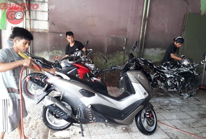 Rajin Cuci Motor Ketika Musim Hujan Ini 3 Manfaatnya Semua