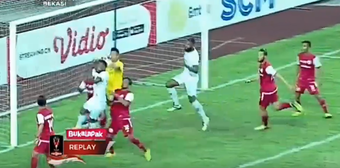 Aksi gol kontroversial Patrich Wanggai (striker Kalteng Putra) ke gawang Persija Jakarta di babak delapan besar Piala Presiden 2019.