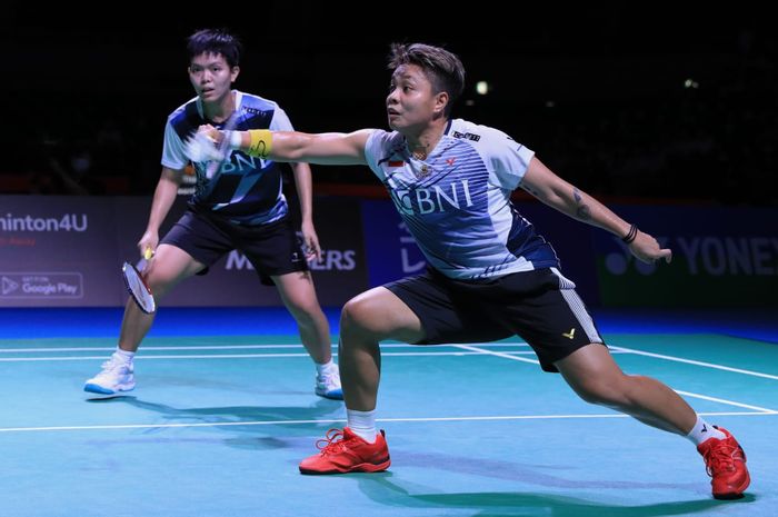 Pasangan ganda putri Indonesia, Apriyani Rahayu/Siti Fadia Silva Ramadhanti, saat berlaga melawan Chen Qing Chen/Jia Yi Fan (China) pada perempat final Japan Open 2022 di Maruzen Intec Arena Osaka, Osaka, Jepang, Jumat (2/9/2022).