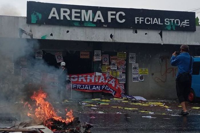 Puluhan pemuda atau Arek Malang mendatangi Kantor Arema FC di Jalan Mayjend Panjaitan, Kota Malang pada Minggu (29/1/2023) siang.