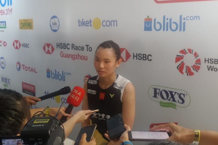 Pebulu tangkis tunggal putri Taiwan, Tai Tzu Ying, menjawab pertanyaan awak media di area mixed zone setelah tersingkir dari babak semifinal Indonesia Open 2019.