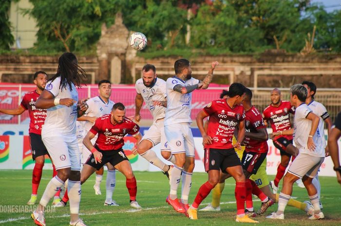 Pemain Bali United dan Arema FC sedang berebut bola pada laga pekan ke-31 di Stadion I Gusti Ngurah Rai, Denpasar, Selasa (15/3/2022).