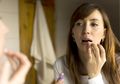 Bisa Memicu Penyakit! Hentikan Mengoleskan Lip Balm dengan Jari
