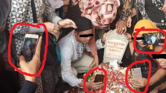 Ibu-Ibu dan sejumlah pria Berebut Foto di Makam BJ Habibie