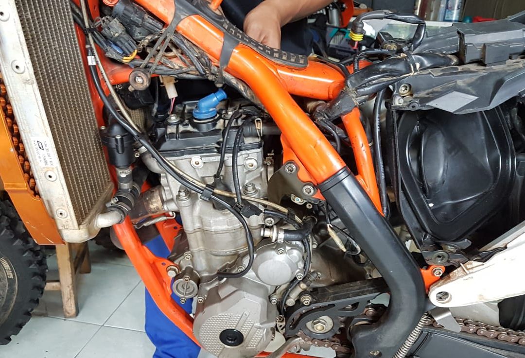 Banyak Yang Penasaran Jika Motor Trail Jenis SE Ganti Oli