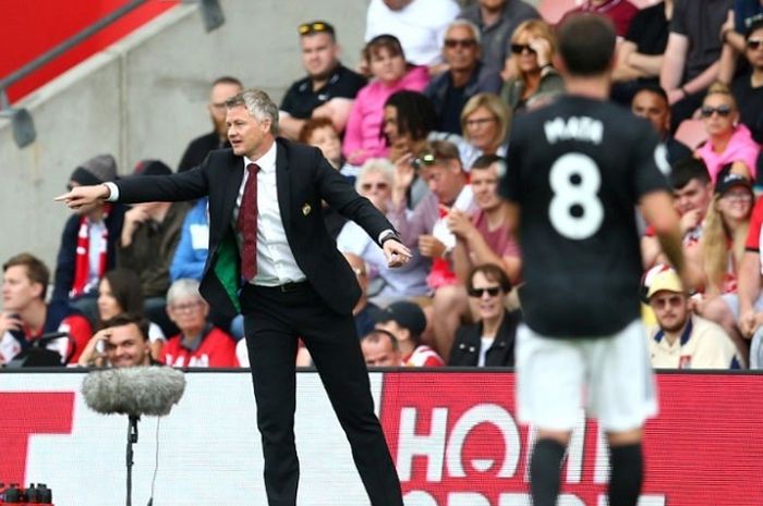 Ole Gunnar Solskjaer (kiri) saat mendampingi Manchester United dalam laga lanjutan pekan keempat Liga Inggris 2019/20, Sabtu (31/8/2019).