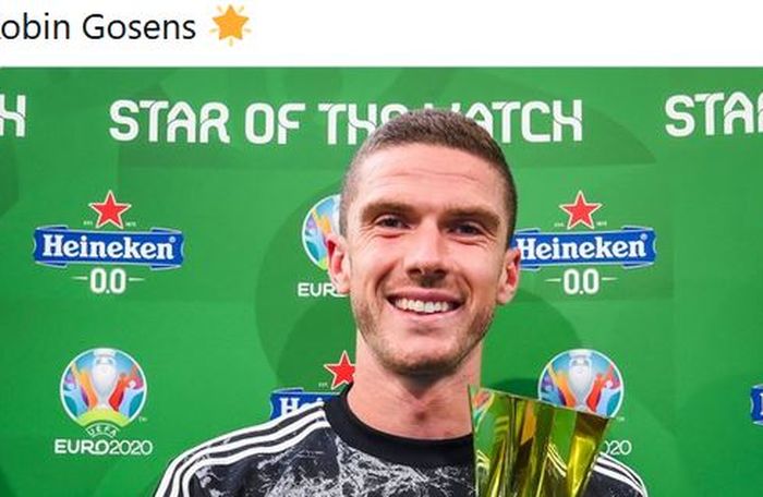 Wing-back timnas Jerman, Robin Gosens, menerima penghargaan Man of the Match seusai mengalahkan timnas Portugal dalam laga Grup F EURO 2020 di Stadion Football Arena, Sabtu (19/6/2021).