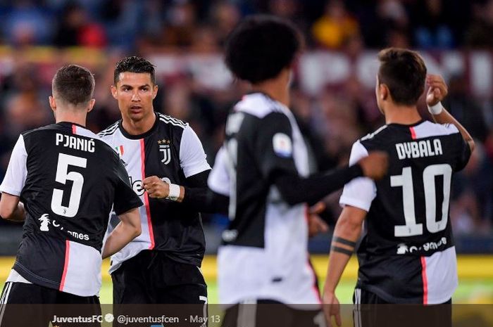 Megabintang Juventus, Cristiano Ronaldo (kedua dari kiri), bersalaman dengan Miralem Pjanic.