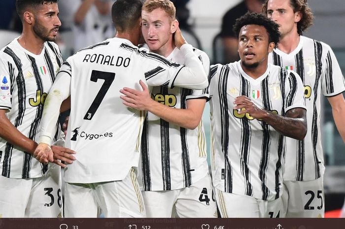 Winger anyar Juventus, Dejen Kulusevski disambut Cristiano Ronaldo dkk usai mencetak gol perdana dalam laga melawan Sampdoria pada pekan pertama Liga Italia 2020-2021, Minggu (20/9/2020).