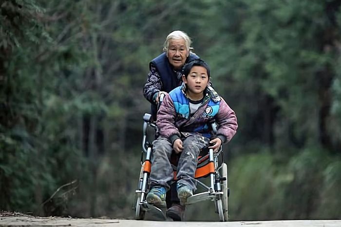 Shi tak keberatan berjalan kaki untuk antarkan Jiang ke sekolah