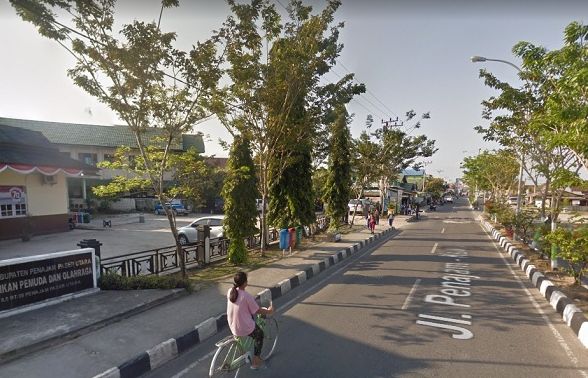 Jalanan di Kabupaten Penajam Utara, tepatnya di depan kantor Dinas Pendidikan Pemuda dan Olahraga. 